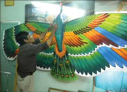 Membuat layang-layang tradisional di ibukota kuno Hue