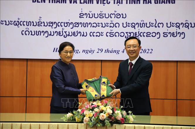 Laotian Vice President Pany Yathotou visits Ha Giang province