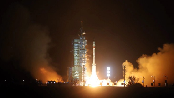 China lanza nave espacial Shenzhou-18 con tres tripulantes